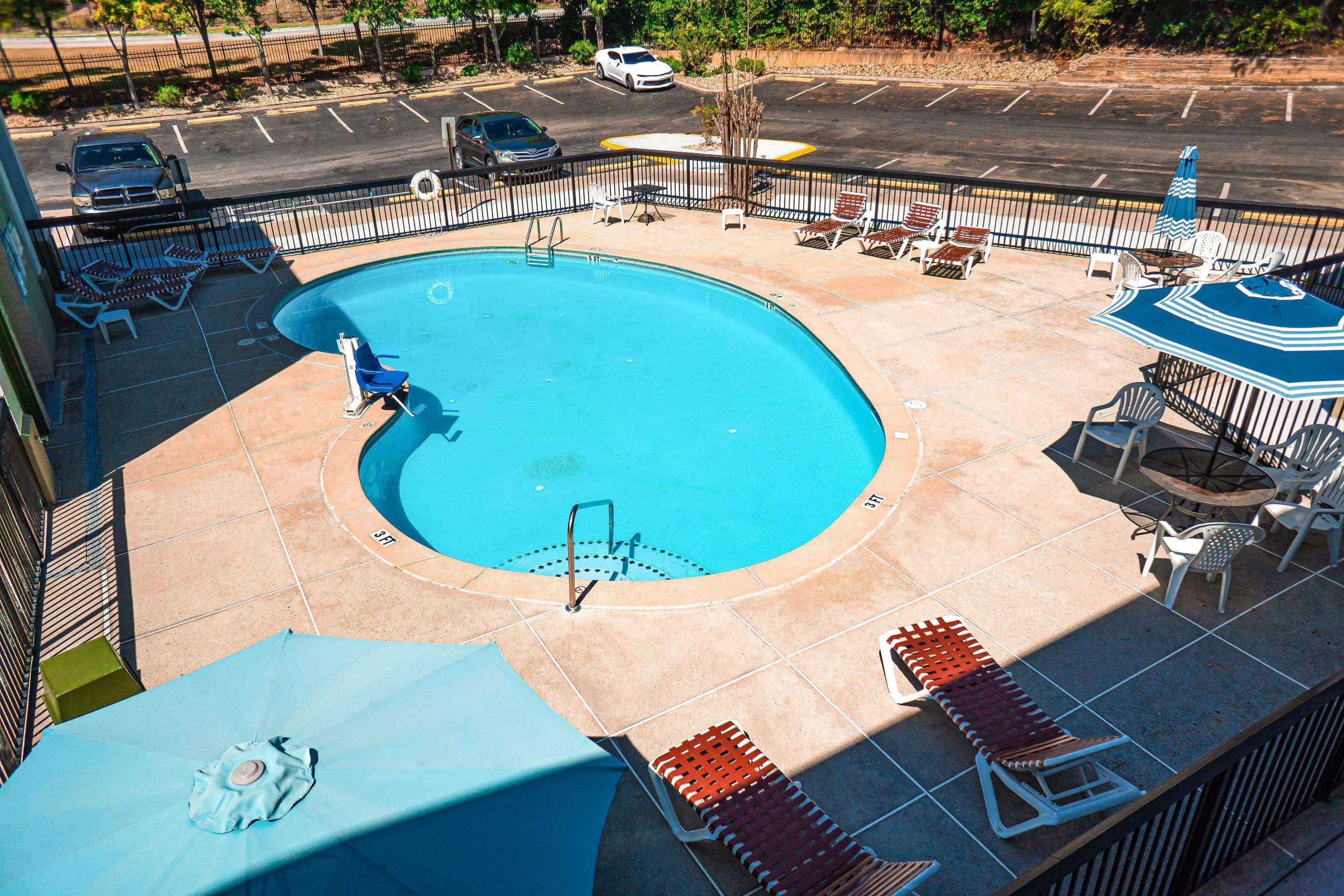 Quality Inn & Suites Near Six Flags - Austell Exterior photo